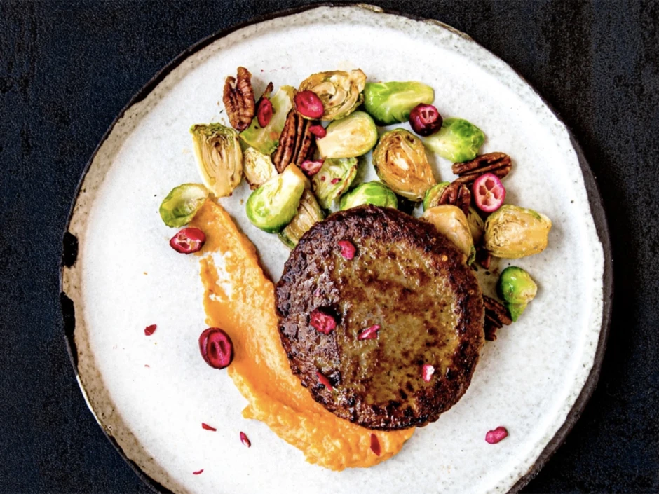 Rebel Meat Patty mit glasierten Miso-Kohlsprossen und S&uuml;&szlig;kartoffelp&uuml;ree