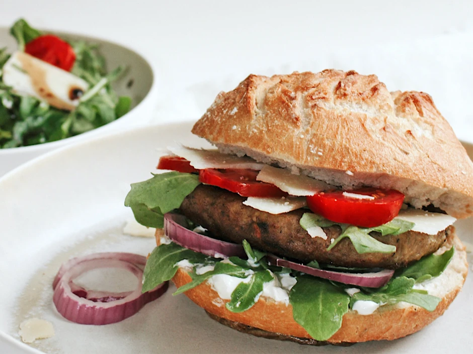 Mediterraner Burger mit Rucola und Parmesan