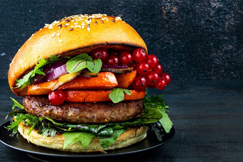 Burger mit Kürbis, Balsamico Zwiebeln und Preiselbeeren