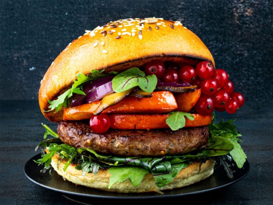 Burger mit Kürbis, Balsamico Zwiebeln und Preiselbeeren