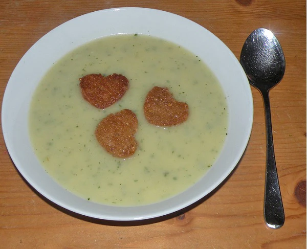 Kräutersuppe mit Brotherzen