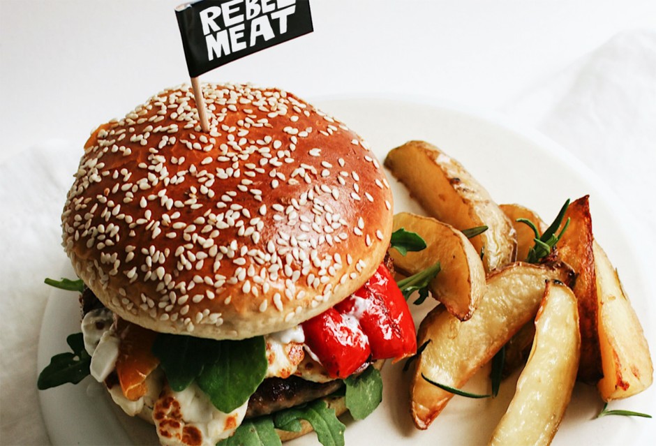 Griechischer Burger mit Halloumi