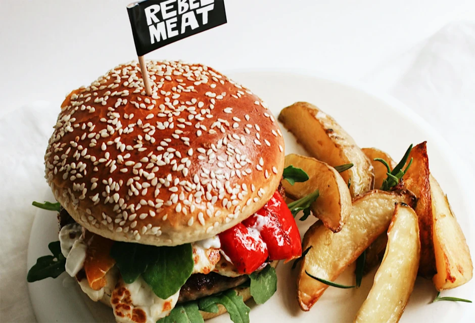 Griechischer Burger mit Halloumi