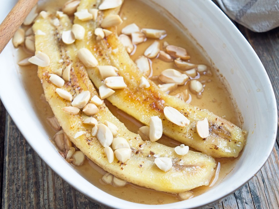 Gebackene Bananen mit Nüssen und Honig