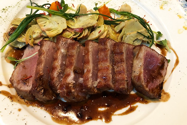 Rosa gebratener Thunfisch mit Fenchel