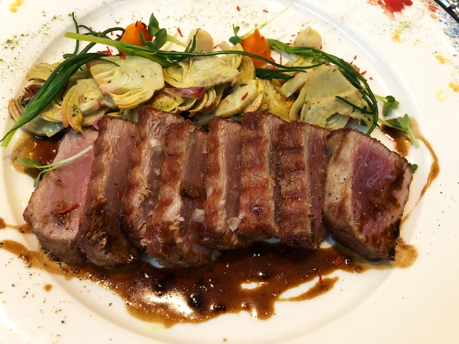 Rosa gebratener Thunfisch mit Fenchel