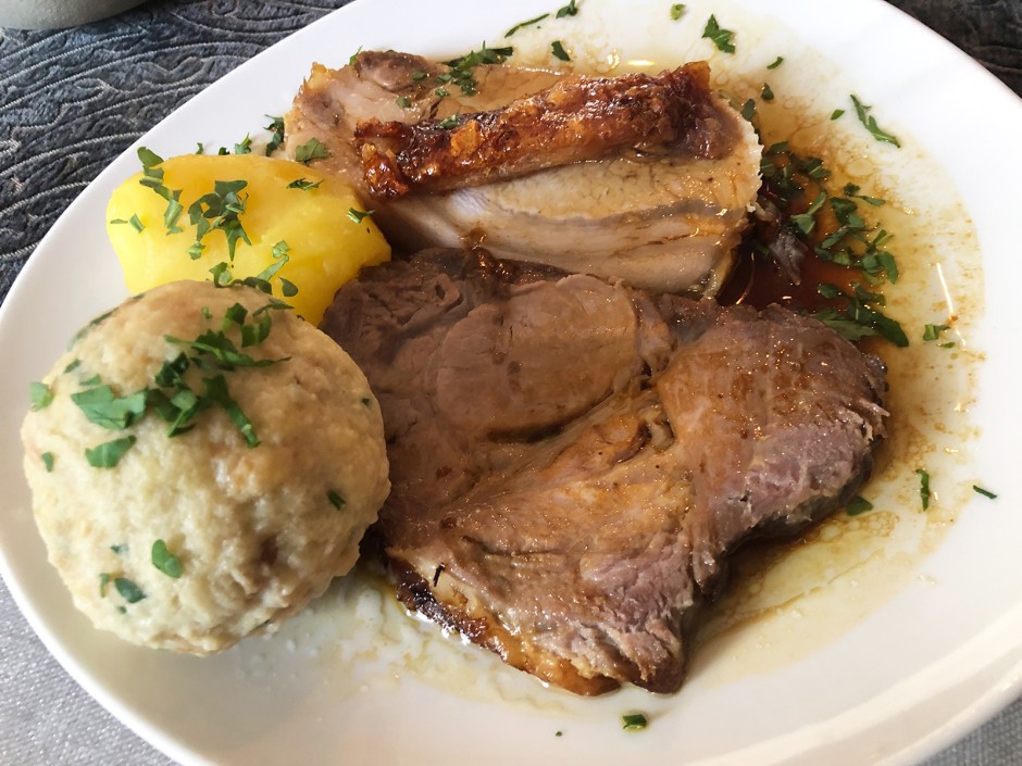 Schweinebraten im Salzbett