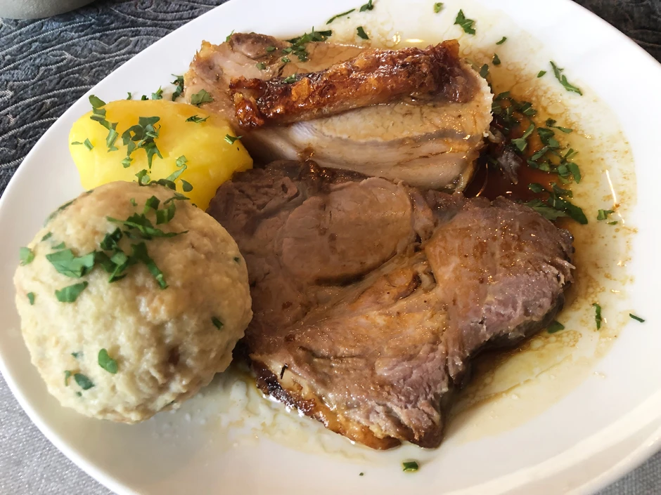 Schweinebraten im Salzbett