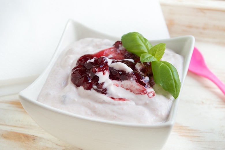Buttermilchcreme mit Preiselbeeren