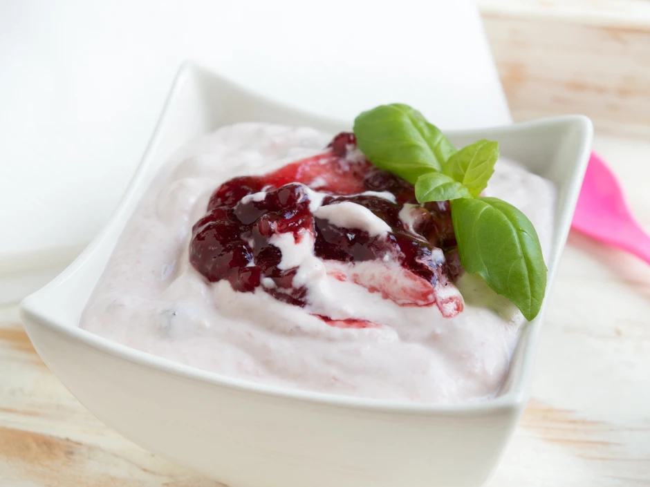 Buttermilchcreme mit Preiselbeeren