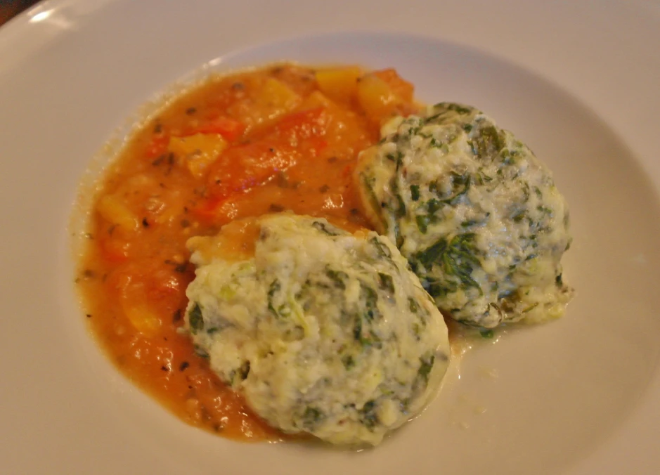 Kräuter-Spinat-Topfenknödel auf Gemüseragout