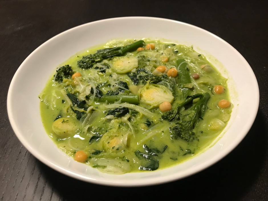 Grüne Reisnudelsuppe mit Kichererbsen