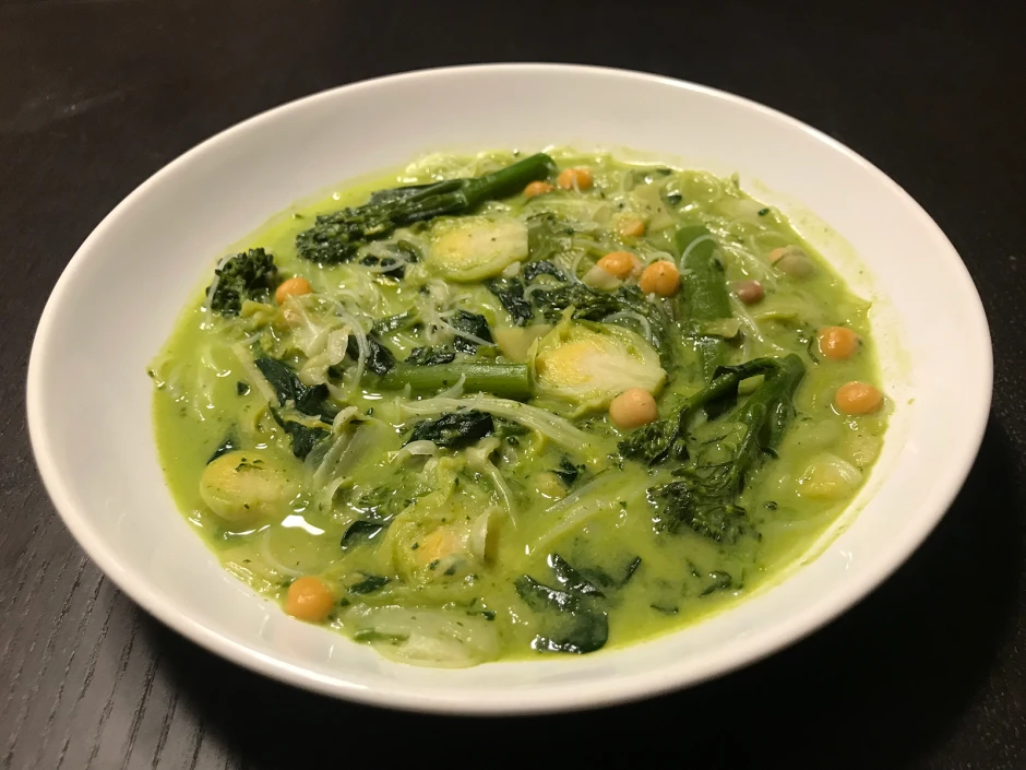 Gr&uuml;ne Reisnudelsuppe mit Kichererbsen