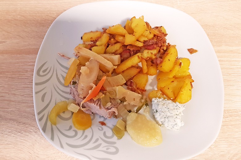 Schopfbraten gekocht mit Bratkartoffel und Schnittlauch-Rahm-Soße und Apfelkren