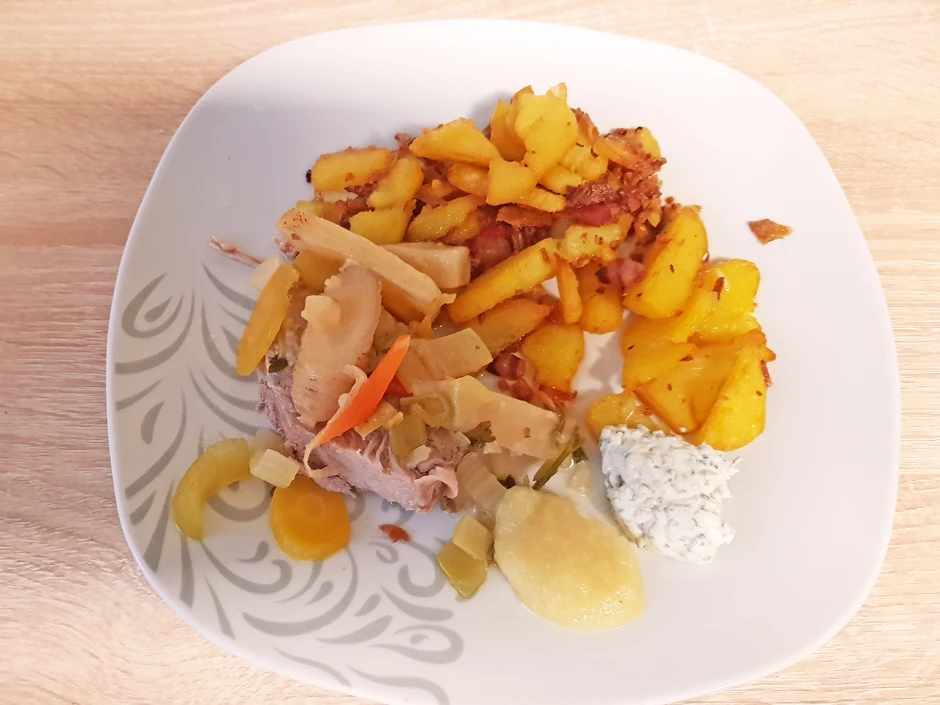 Schopfbraten gekocht mit Bratkartoffel und Schnittlauch-Rahm-So&szlig;e und Apfelkren
