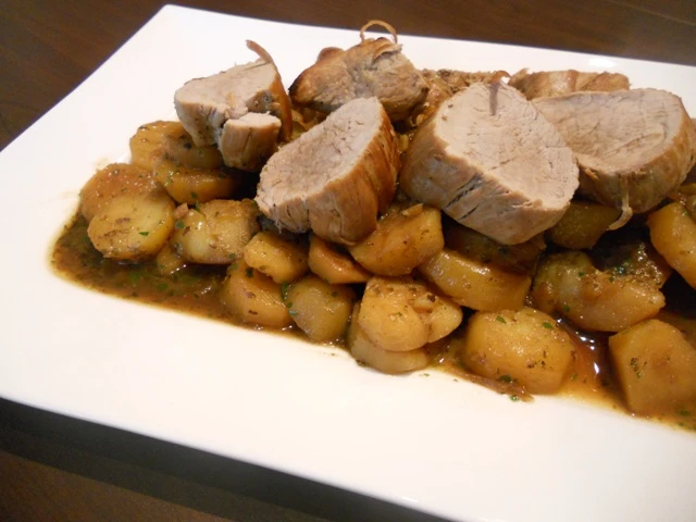 Schweinslungenbraten mit Majoranerd&auml;pfel