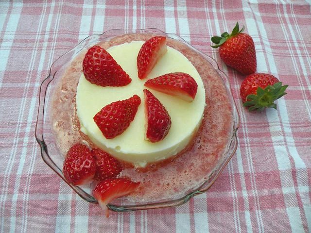 Grießkoch geeist mit Erdbeeren