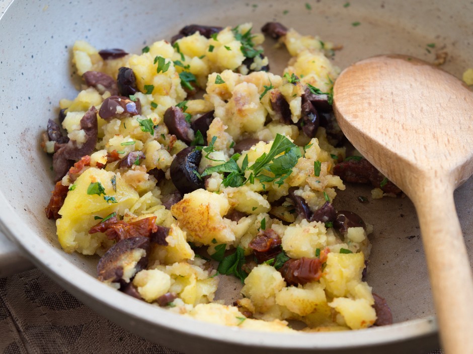 Kartoffeln mit Tomaten und Oliven