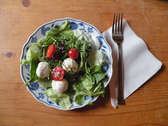 Blattsalat mit K&auml;se-B&auml;llchen
