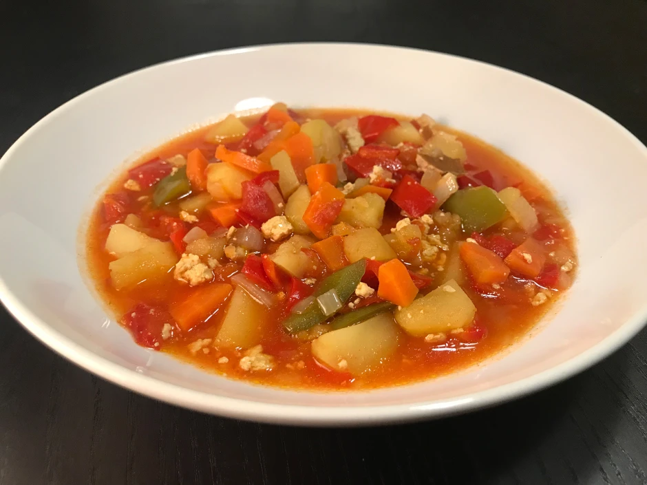Paprikaeintopf mit ger&auml;uchertem Tofu