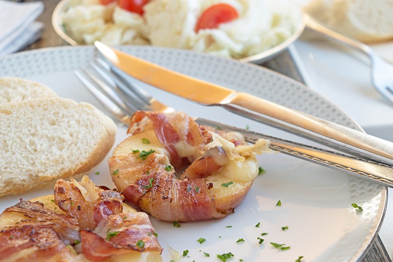 Apfelringe mit Speck und Käse vom Grill