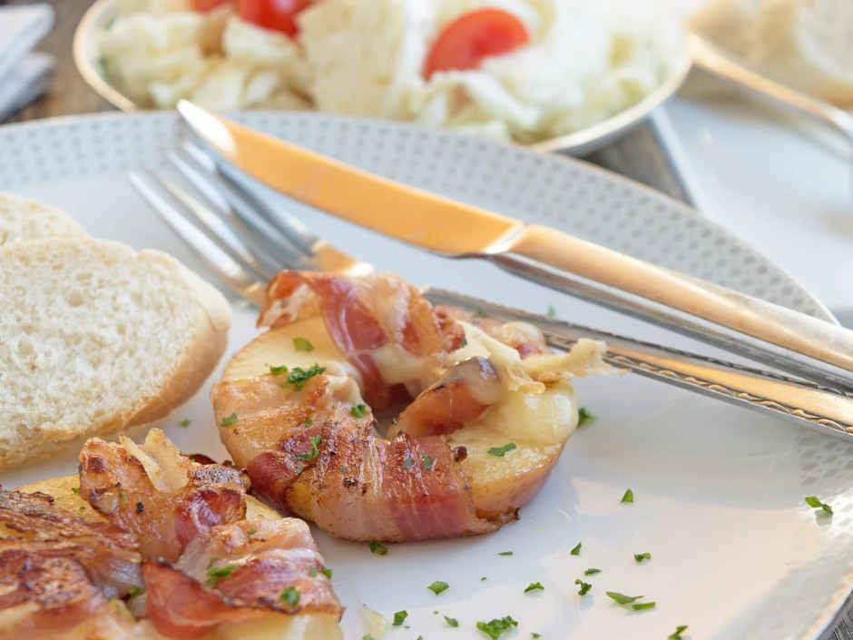 Apfelringe mit Speck und K&auml;se vom Grill
