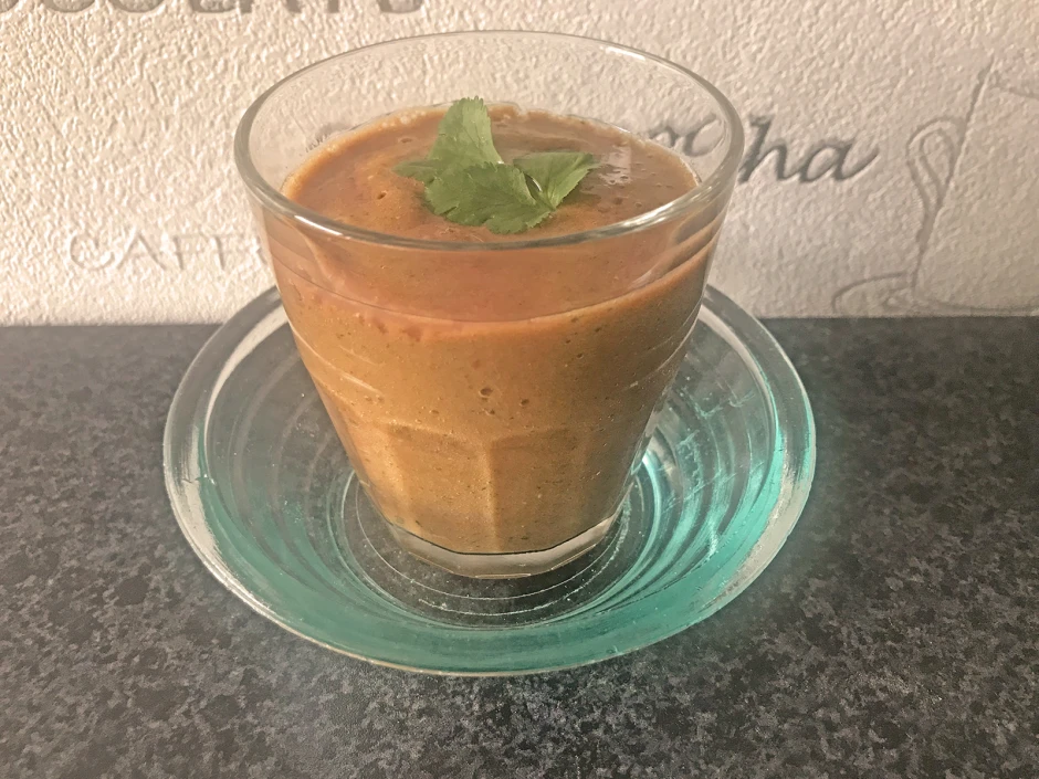 Paradeisercocktail mit Orange und frischem Koriander