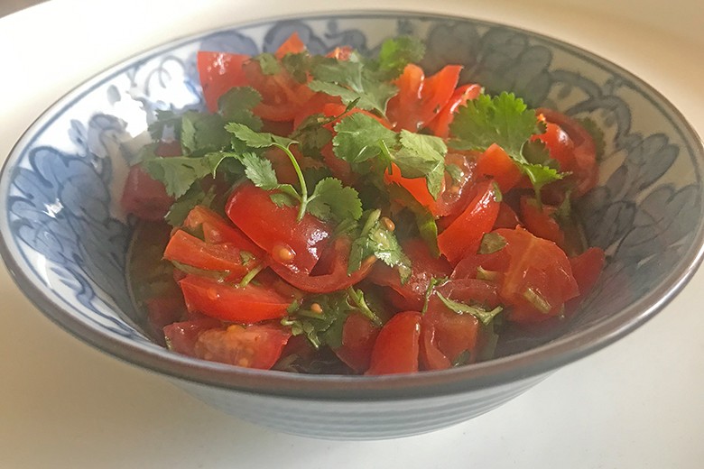 Paradeisersalat mit frischem Koriander