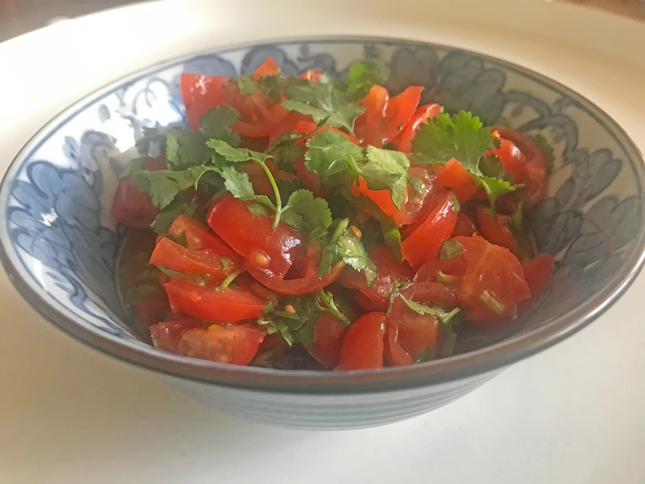 Paradeisersalat mit frischem Koriander
