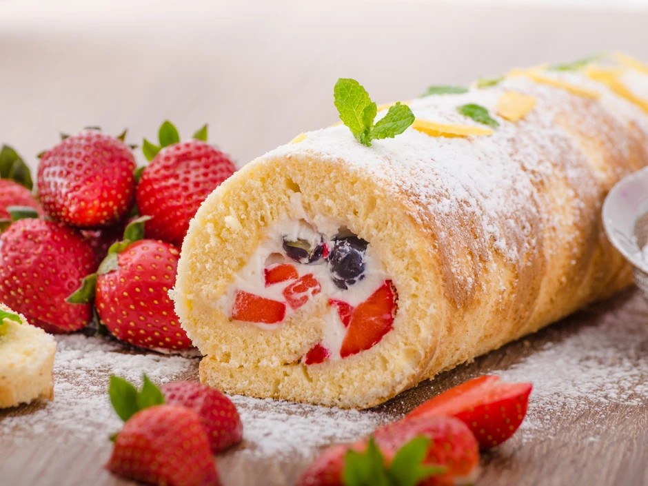 Biskuitroulade mit Beeren