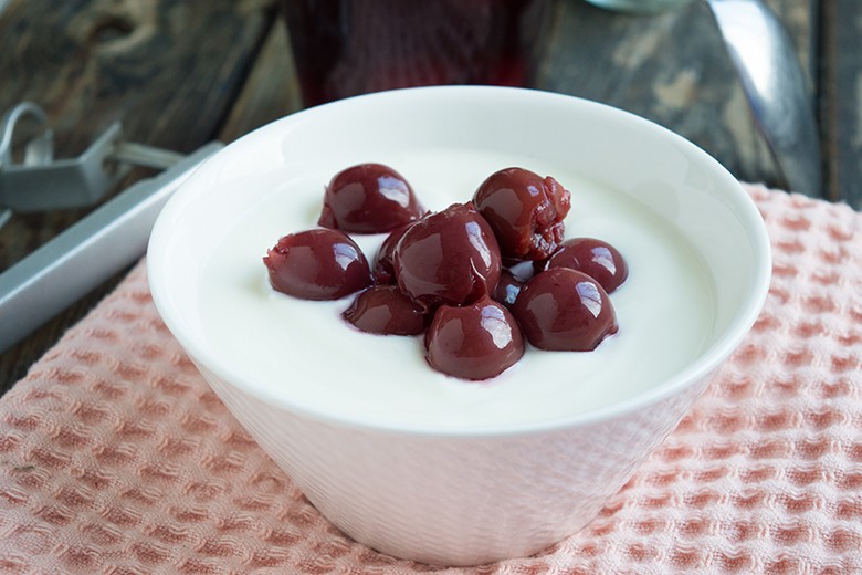 Kokoscreme mit Kirschen