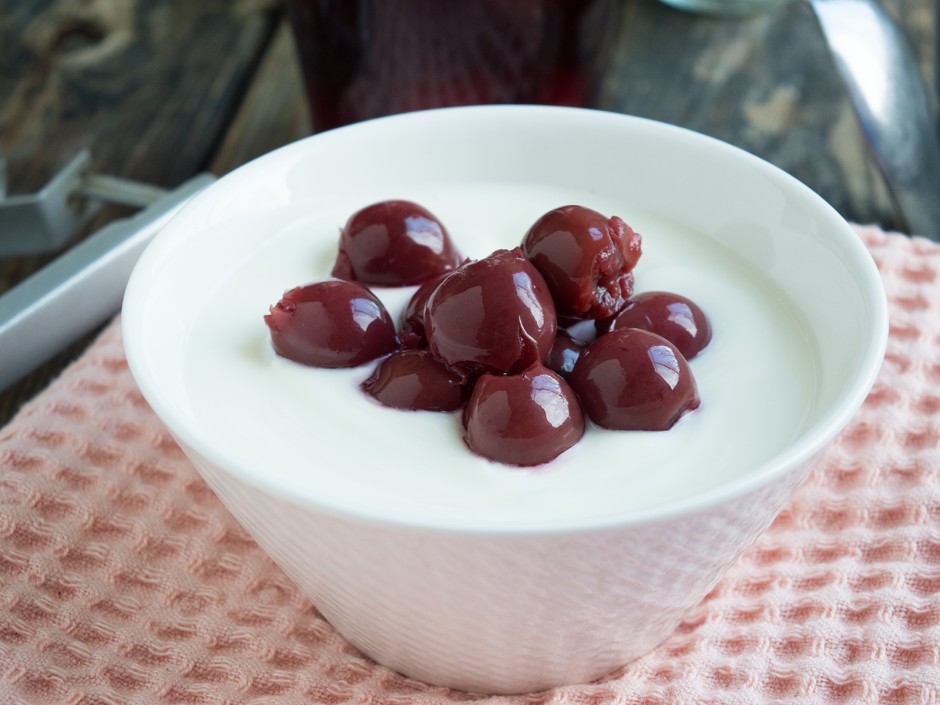 Kokoscreme mit Kirschen