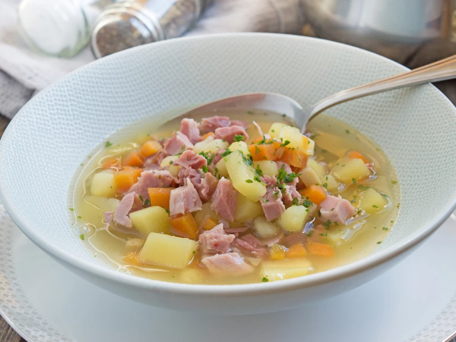 Gem&uuml;sesuppe mit Bauchfleisch