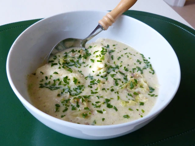 Kohlcremesuppe mit Parmesannockerl