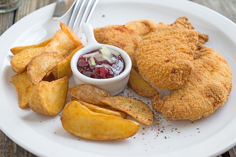 Gebackene Hühnerstreifen mit Potato Wedges und Preiselbeerchutney