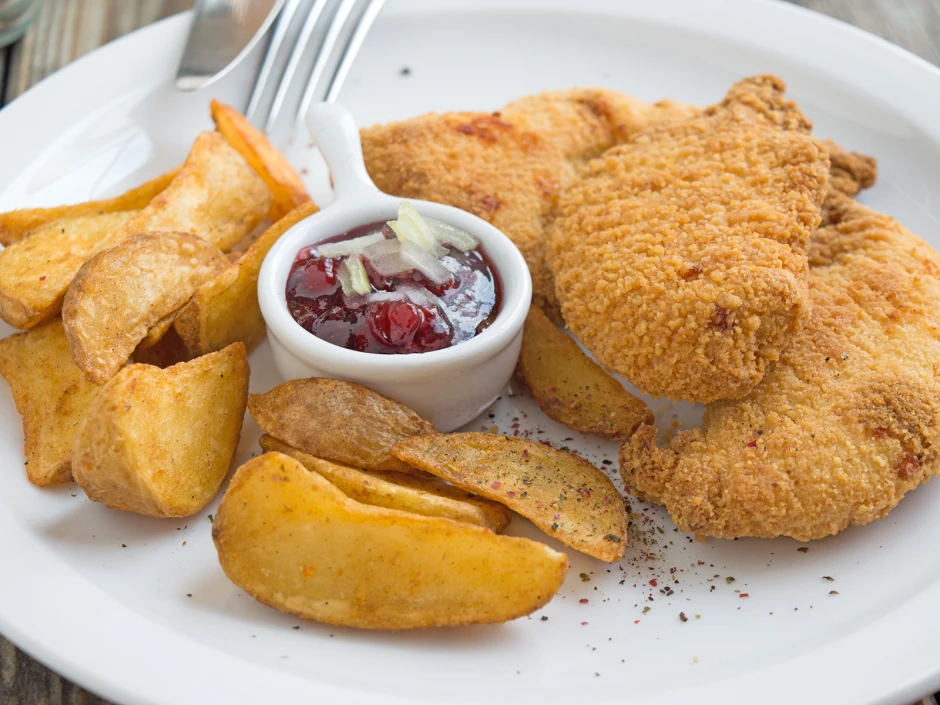 Gebackene H&uuml;hnerstreifen mit Potato Wedges und Preiselbeerchutney