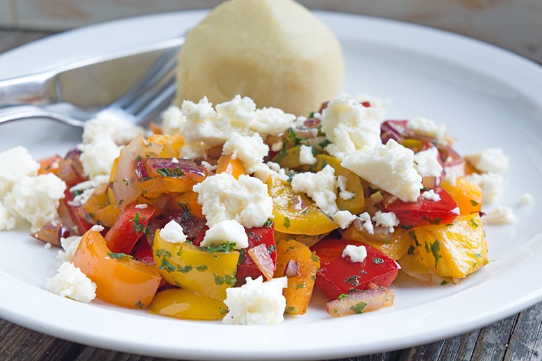 Lauwarmer Paprika-Salat mit Schafskäse