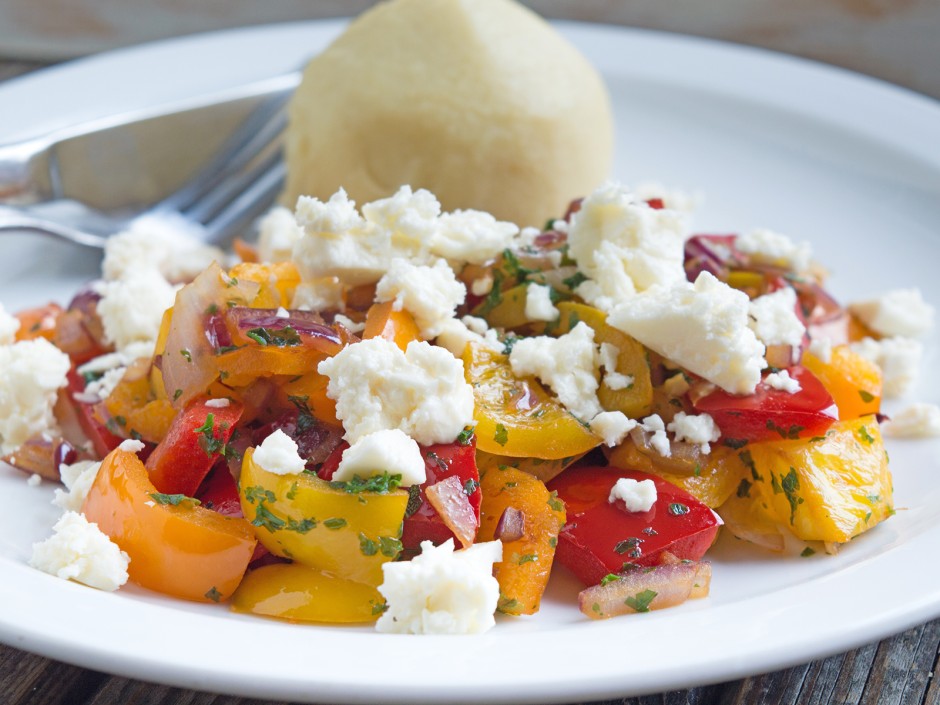 Lauwarmer Paprika-Salat mit Schafskäse
