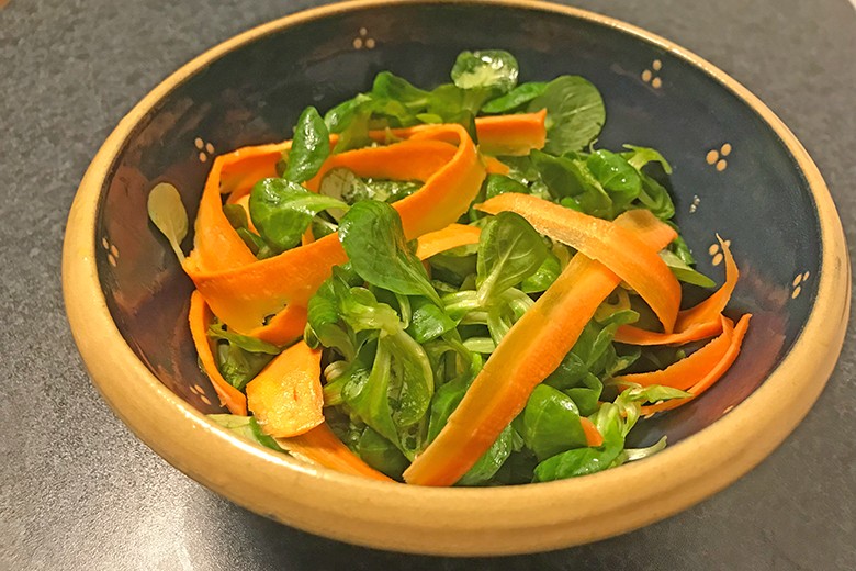 Vogerlsalat mit Karottenstreifen
