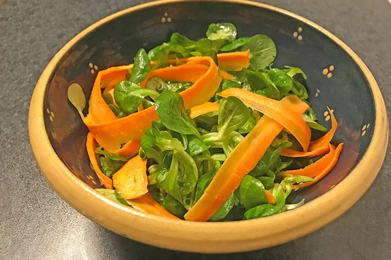 Vogerlsalat mit Karottenstreifen