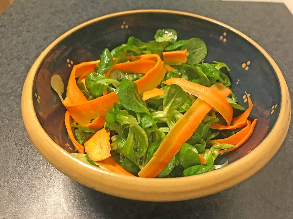 Vogerlsalat mit Karottenstreifen