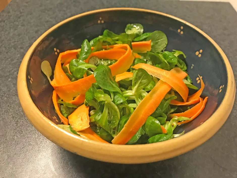 Vogerlsalat mit Karottenstreifen