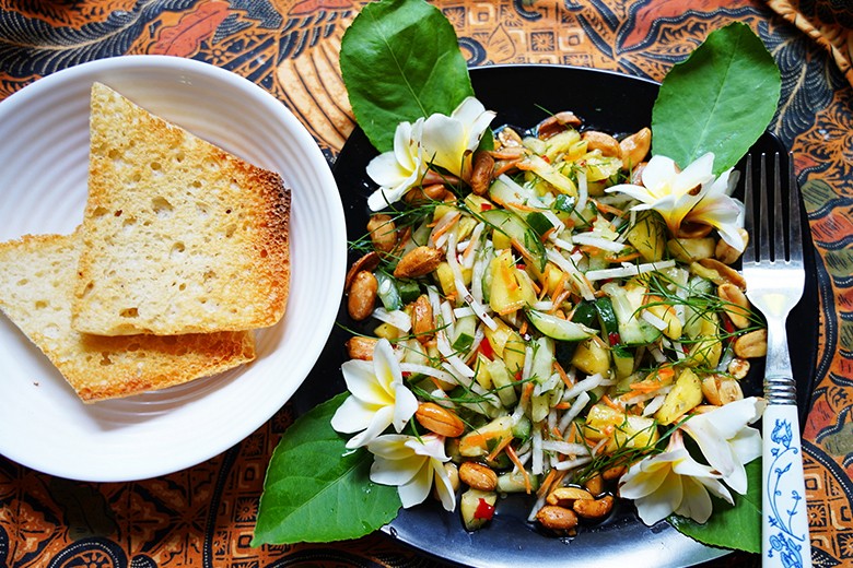 Gurken-Rettichsalat mit Ananas und Erdnüssen