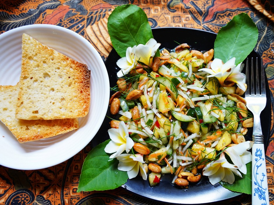 Gurken-Rettichsalat mit Ananas und Erdnüssen