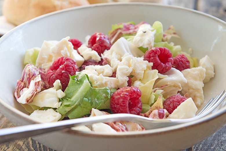 Blattsalat mit Himbeeren und Feta