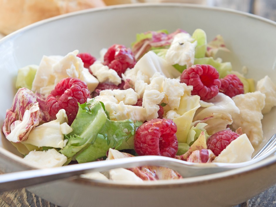 Blattsalat mit Himbeeren und Feta