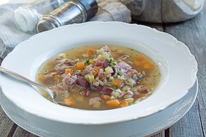 Selchripperlsuppe mit Gemüse