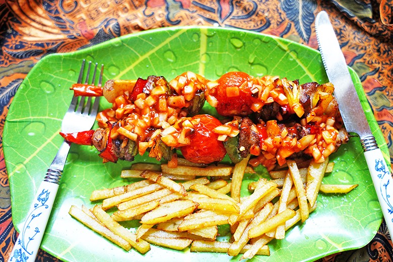 Bunte Spieße mit Zwiebelsauce und Pommes Frittes