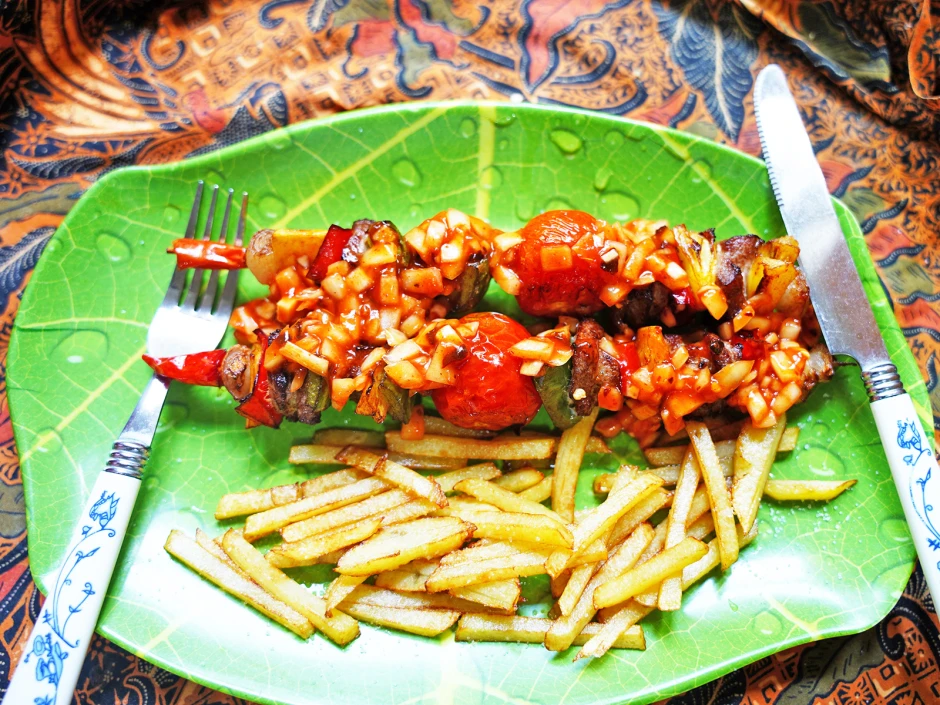 Bunte Spieße mit Zwiebelsauce und Pommes Frittes