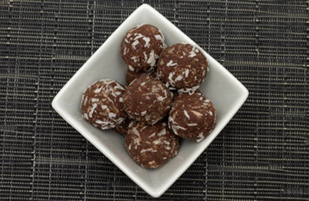 Rumkugeln mit Kokosflocken